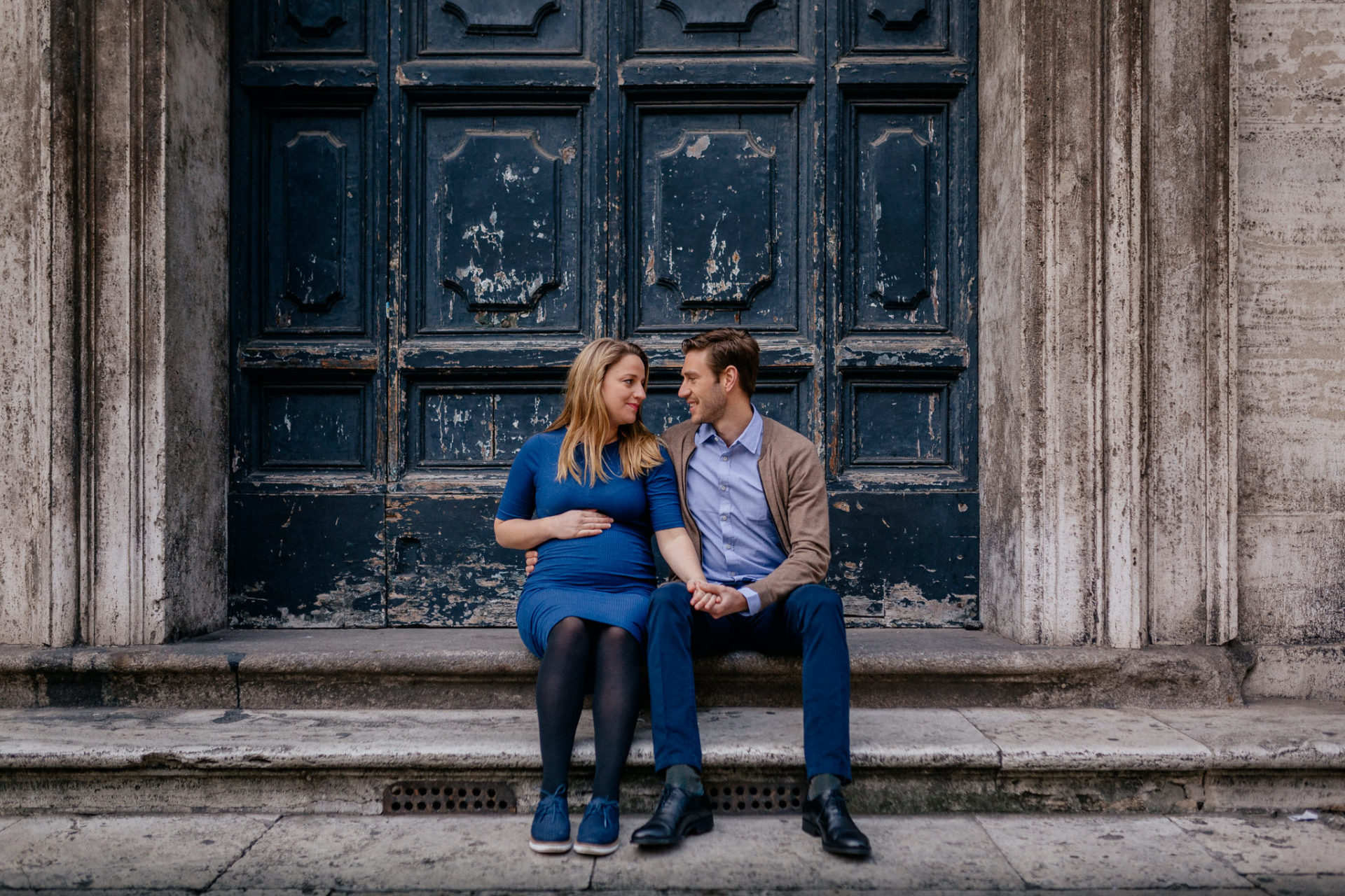 Hochzeitsfotograf Italien-Heiraten in Rom-Verlobungsfotos Städtetrip-Babybauchshooting Stuttgart-natürliche Portraits-Elopement Italien-alte Kirchentür