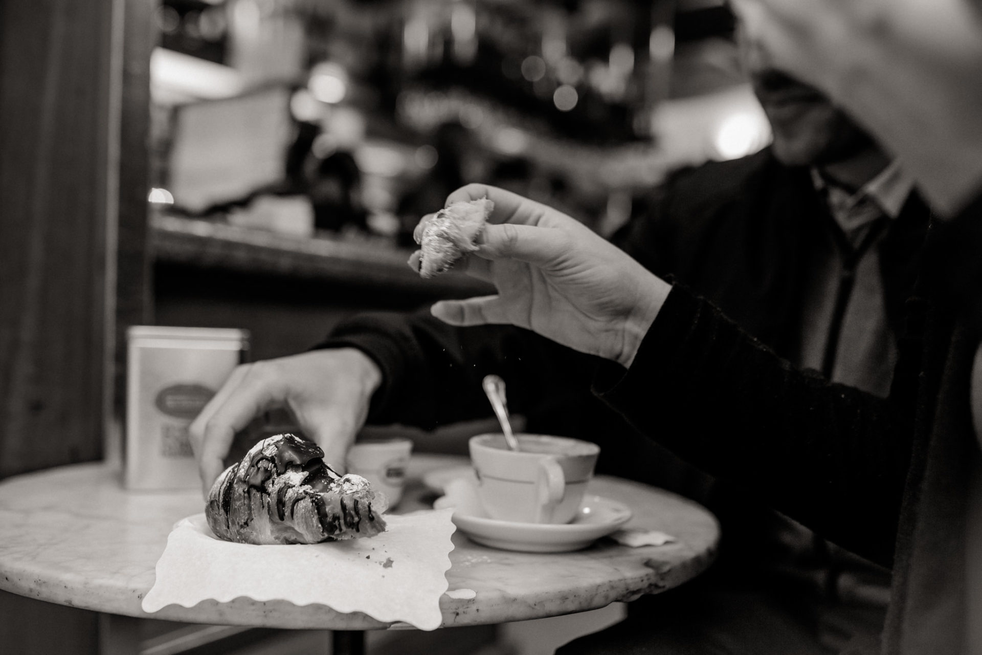 Hochzeitsfotograf Italien-Rom Fontana di Trevi-Espresso bar Frühstück-Städtetrip langes Wochenende