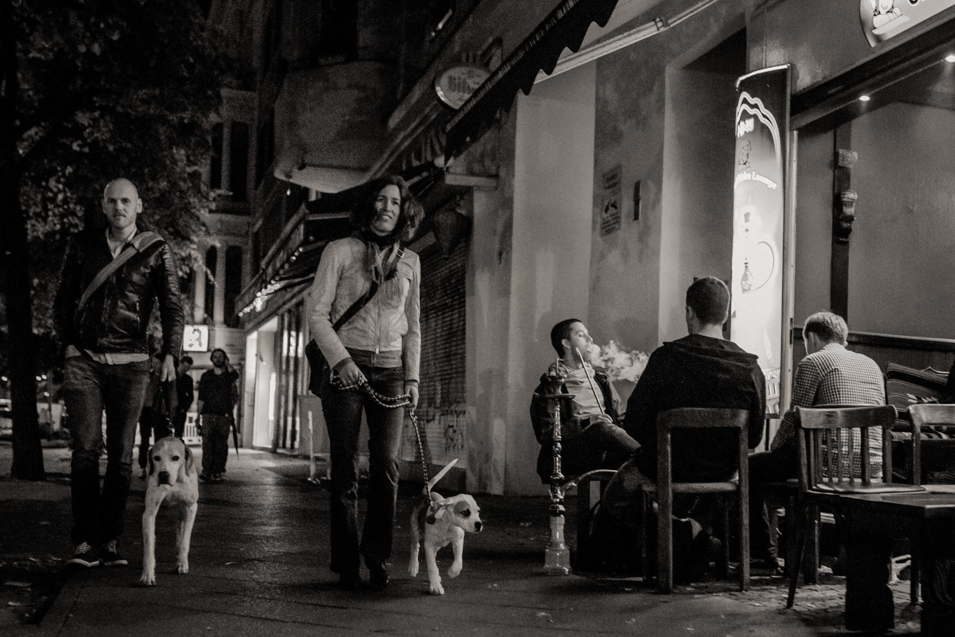 großstadteben mit welpe-familienfotograf berlin-american bulldog welpe-hundefotograf-hunde berliner ubahn
