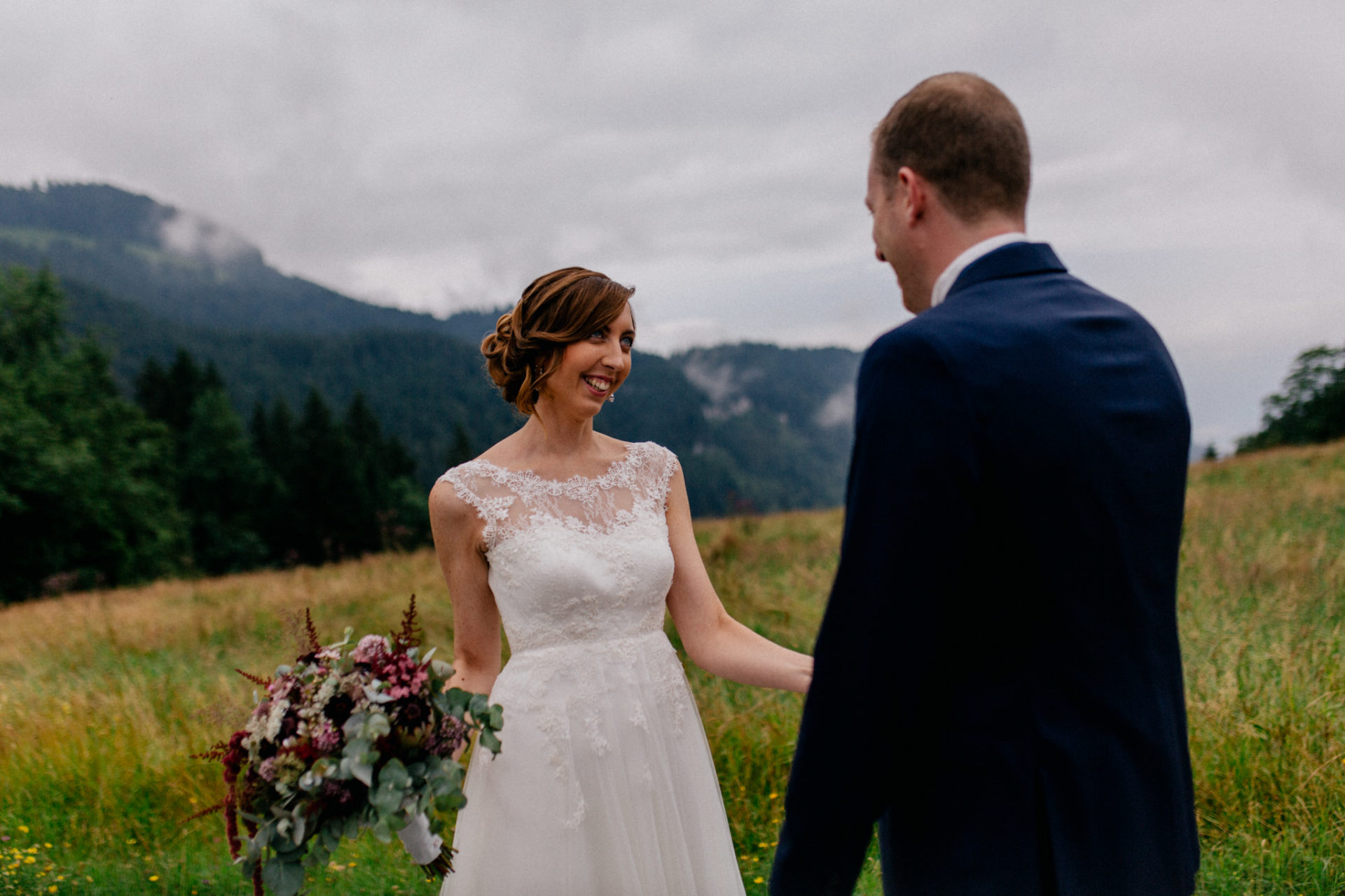 Hochzeitsfotograf Vorarlberg-Hüttenhochzeit-brautpaar first look
