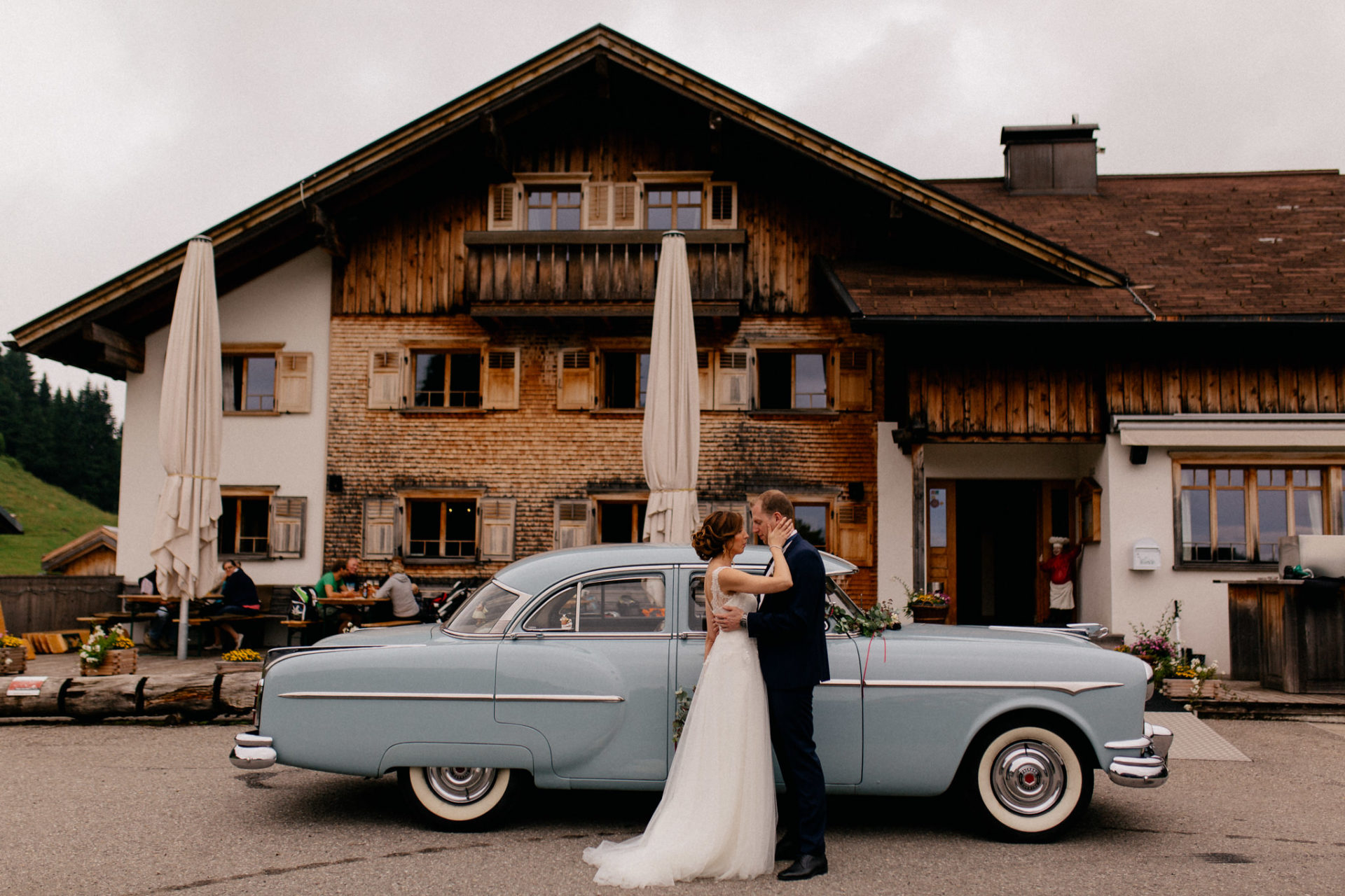 Hochzeitsfotograf Vorarlberg-Hüttenhochzeit-brautpaar portrait