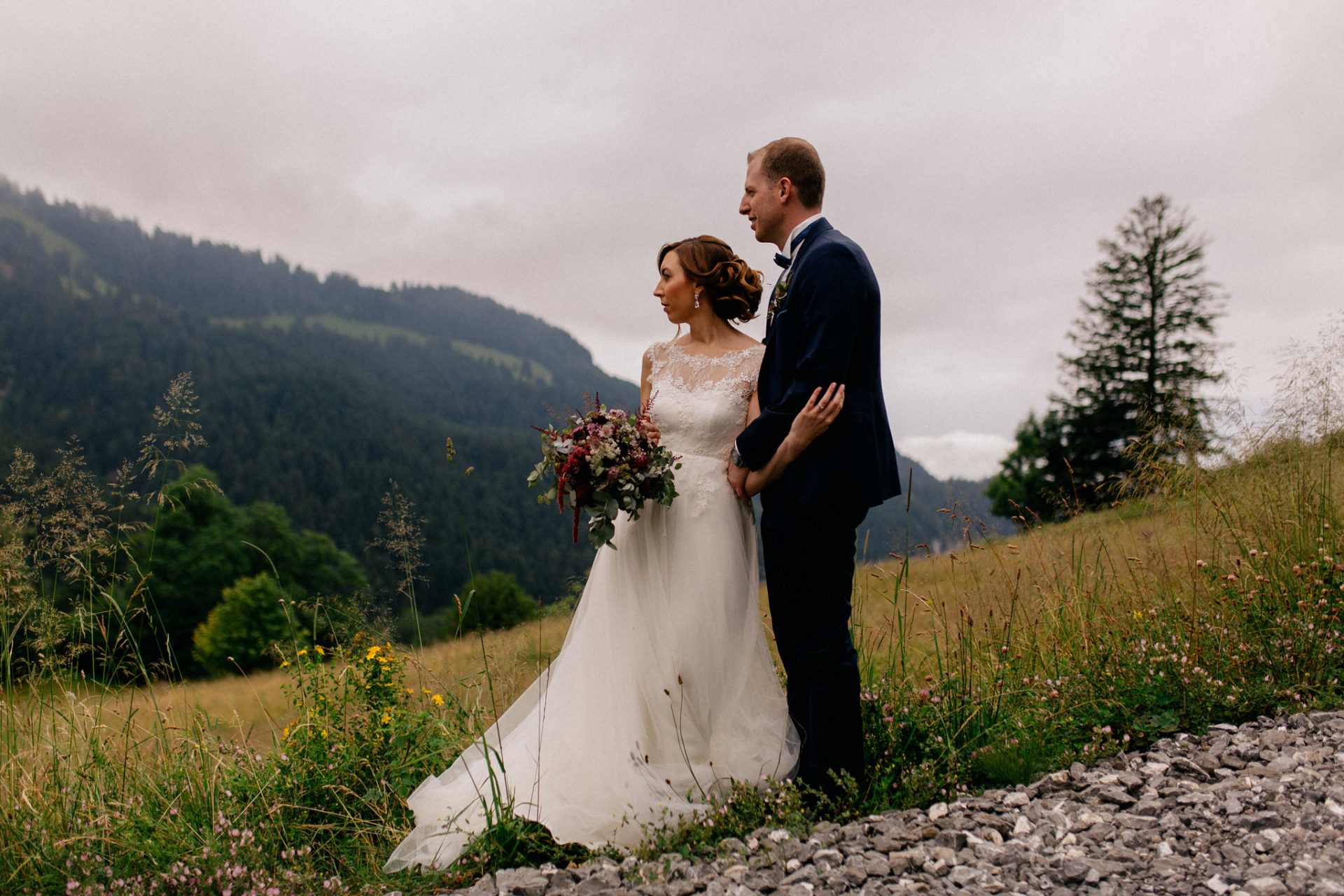 Hochzeitsfotograf Vorarlberg-Hüttenhochzeit-brautpaar portrait