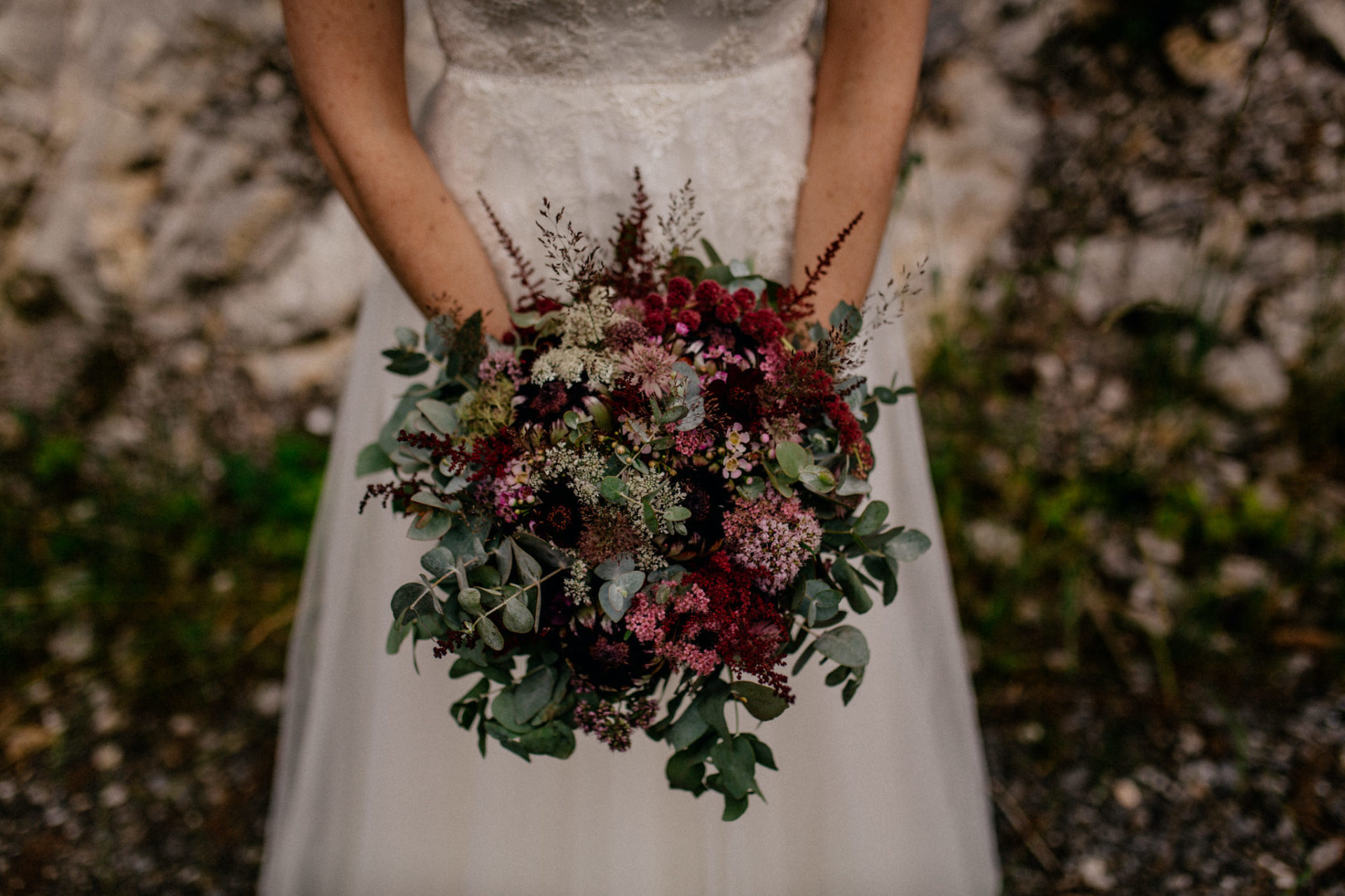 Hochzeitsfotograf Vorarlberg-Hüttenhochzeit-brautstrauß Eukalyptus protea