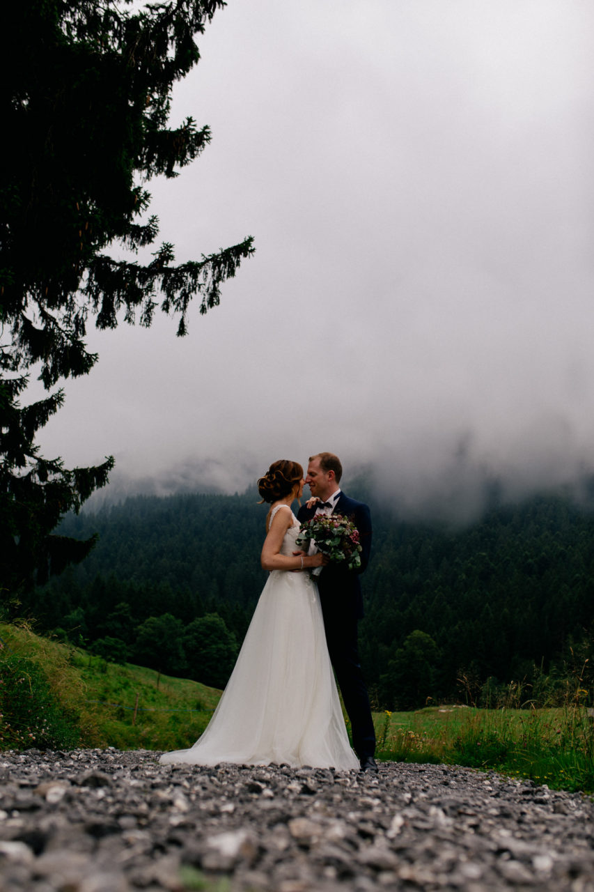 Hochzeitsfotograf Vorarlberg-Hüttenhochzeit-brautpaar portrait nebel