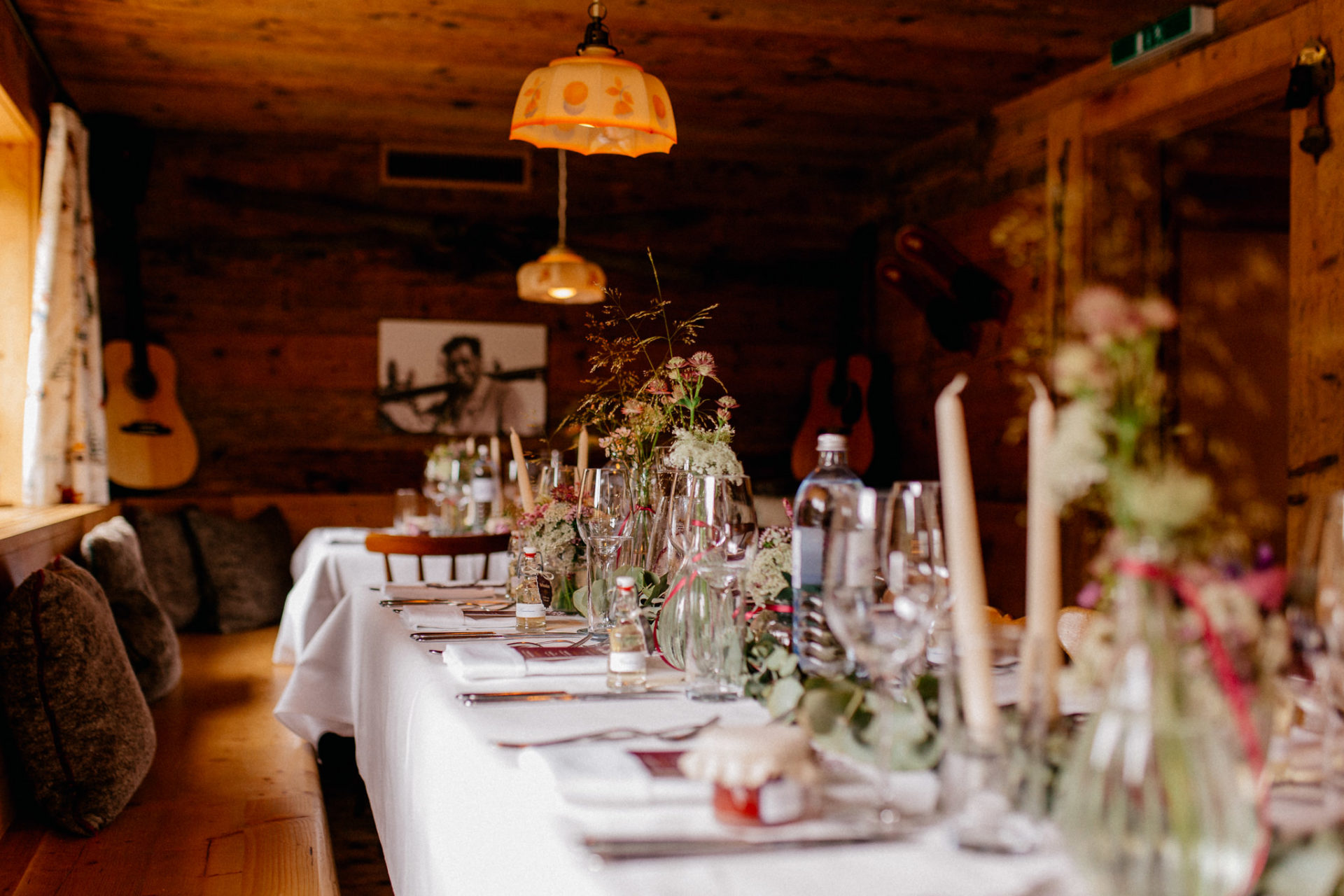 Hochzeitsfotograf Vorarlberg Millruette-Hüttenhochzeit-Tischdekoration