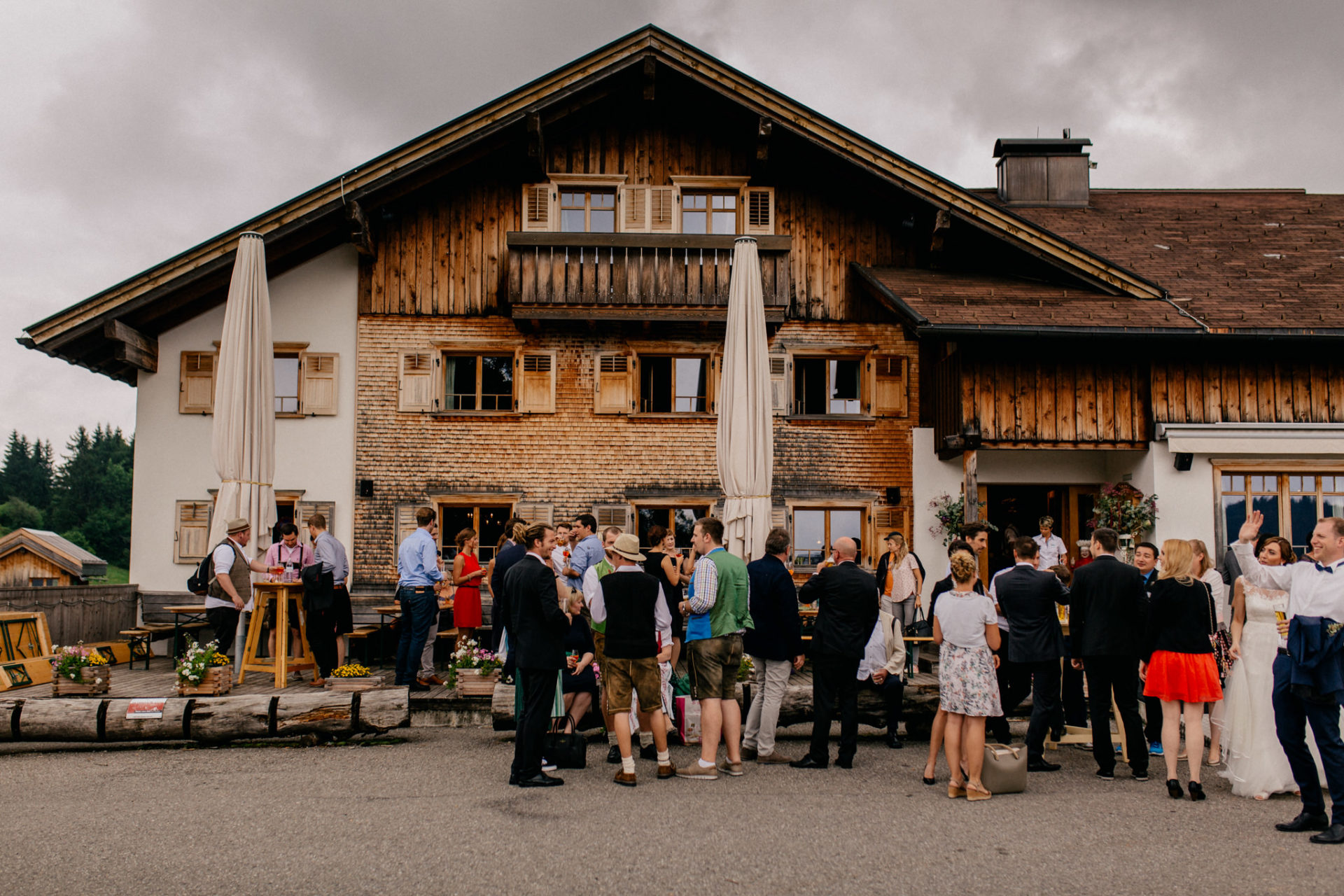 Hochzeitsfotograf Vorarlberg Millruette-Hüttenhochzeit-Sektempfang