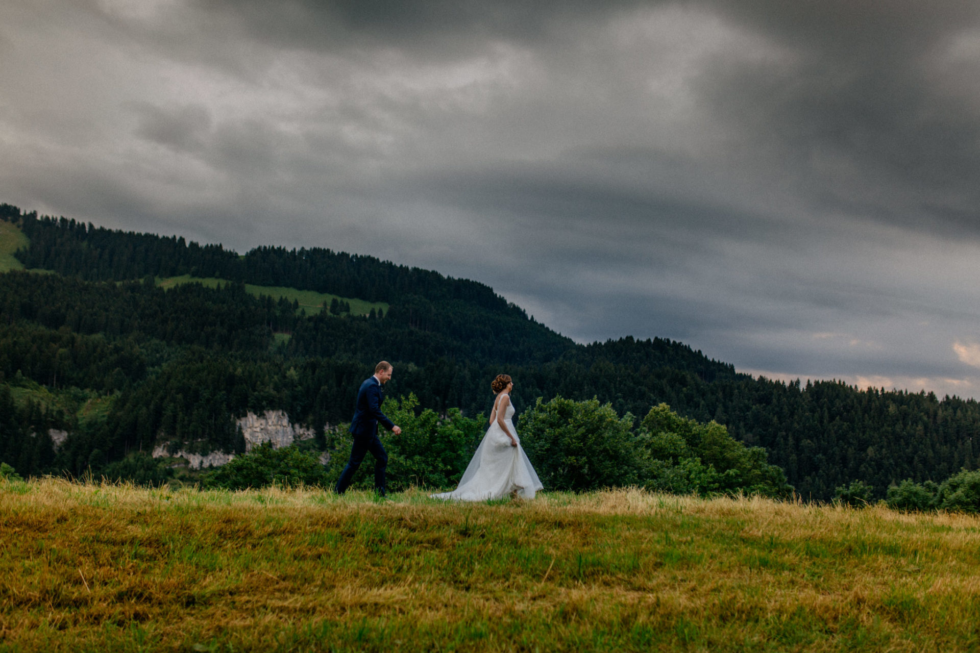 Hochzeitsfotograf Vorarlberg Millruette-Hüttenhochzeit-portrait Brautpaar sonnenuntergang