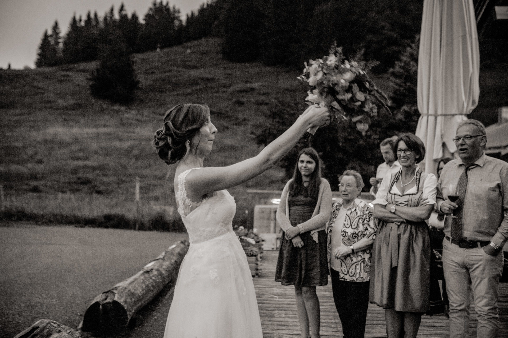 Hochzeitsfotograf Vorarlberg Millruette-Hüttenhochzeit-Brautstraußwerfen