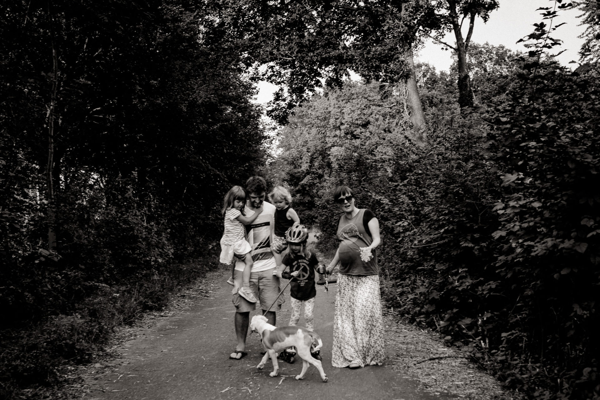 ungestellte emotionale kreative familienbilder-familienfotograf mainz stuttgart-großfamilie Ausflug im Wald-schwangerschaft-babybauch shooting-familienbilder karlsruhe