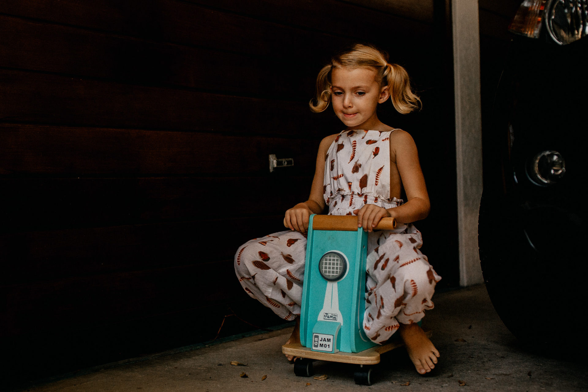 Homestory mit Kindern-Familien Fotograf Stuttgart-australien mit kindern-hippe jumpsuits für kinder-oovy fashion-sydney Familien session-bruder schwester beziehung kleinkinder