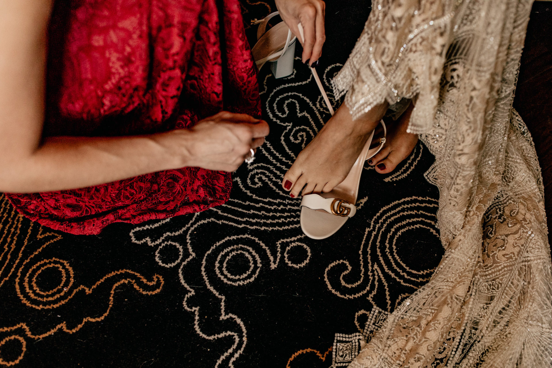 dokumentarische Hochzeitsfotografie-hochzeitsfotograf hotel am steinplatt berlin-ungestellte Portraits-glamuroese Hochzeit-dresscode-elegante braut-kubanische Hochzeit-kopflegenden Blumen Brautstrauß