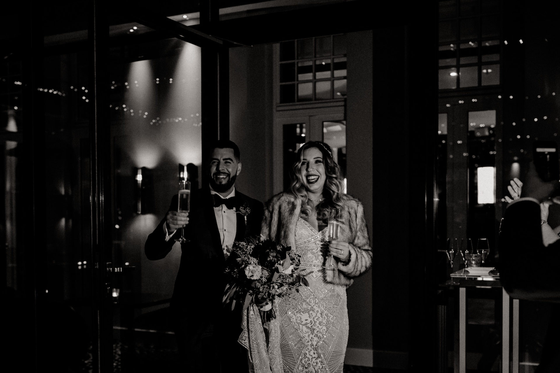 dokumentarische Hochzeitsfotografie-hochzeitsfotograf hotel am steinplatt berlin-ungestellte Portraits-glamuroese Hochzeit-dresscode-elegante braut-kubanische Hochzeit-kopflegenden blumen