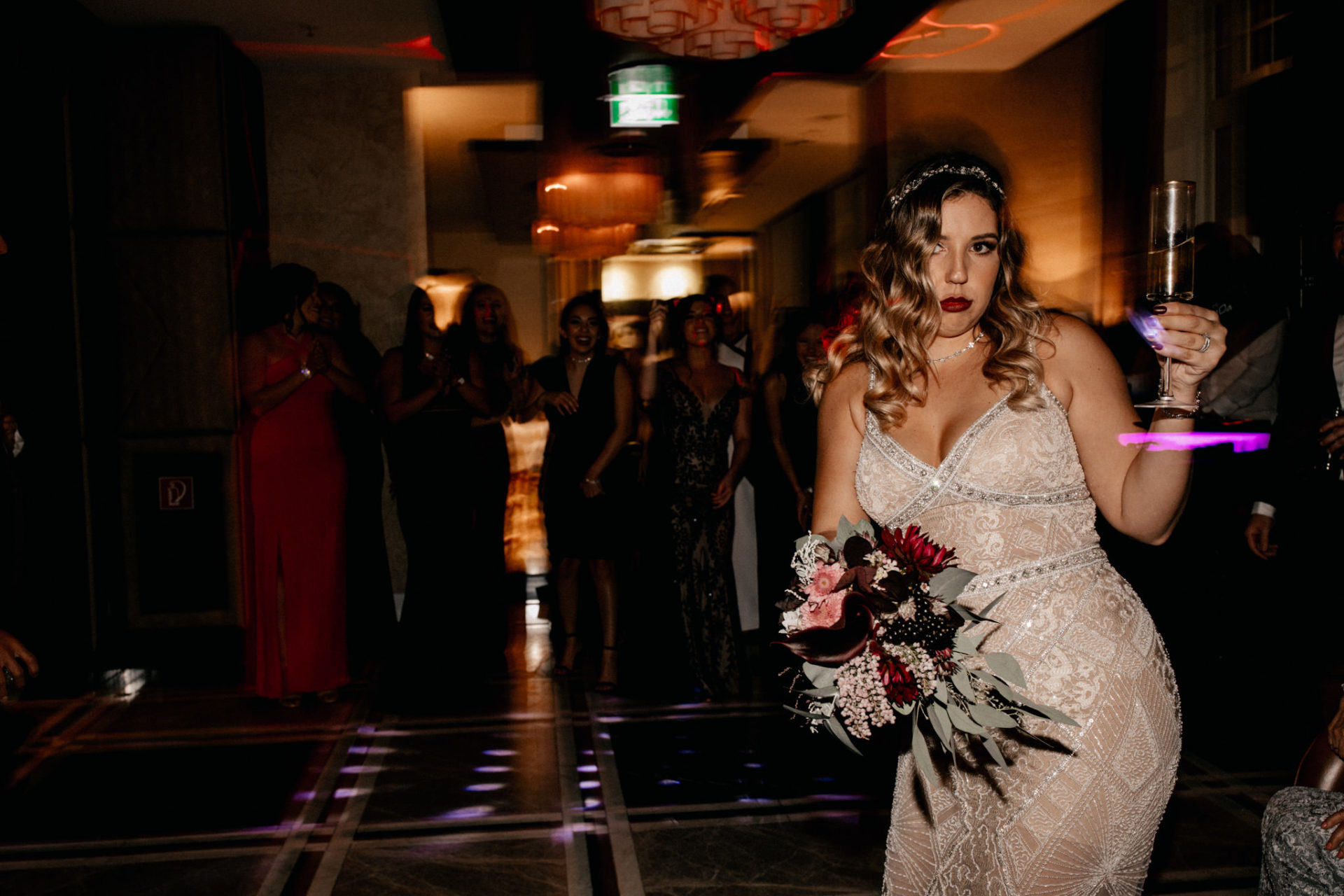 dokumentarische Hochzeitsfotografie-hochzeitsfotograf hotel am steinplatt berlin-ungestellte Portraits-glamuroese Hochzeit-dresscode-elegante braut-kubanische Hochzeit